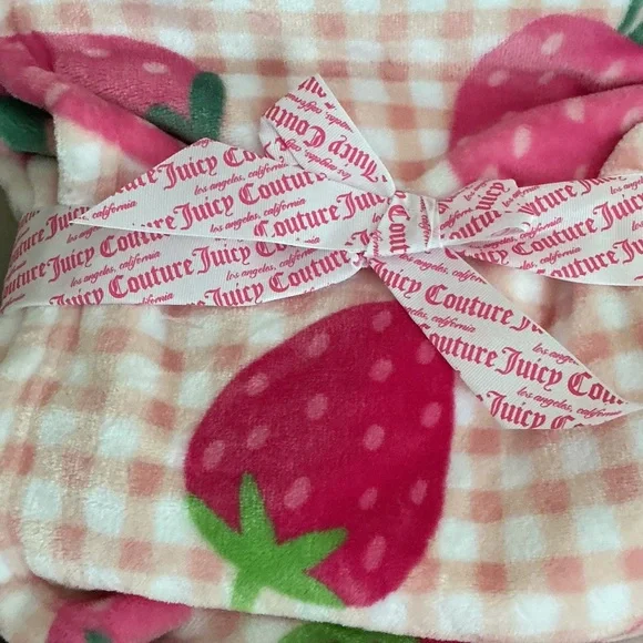 Juicy Couture Strawberry And Gingham Print Soft & Cuddly Plush Throw Blanket - Picture 4 of 5